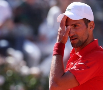 Djokovic thua sốc, đổ lỗi cho sự cố 'chai nước'
